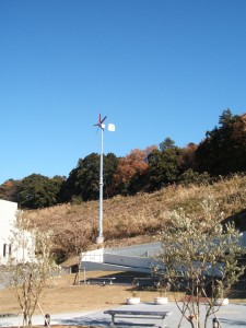 フェリス女学院大学の5枚翼風車（撮影：2004/12/16）