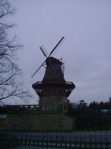 ベルリン郊外のオランダ型風車（撮影：2007/02/16）
