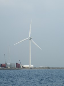 横浜市金沢区の三菱重工業のプロペラ型風車（撮影：2006/10/27）
